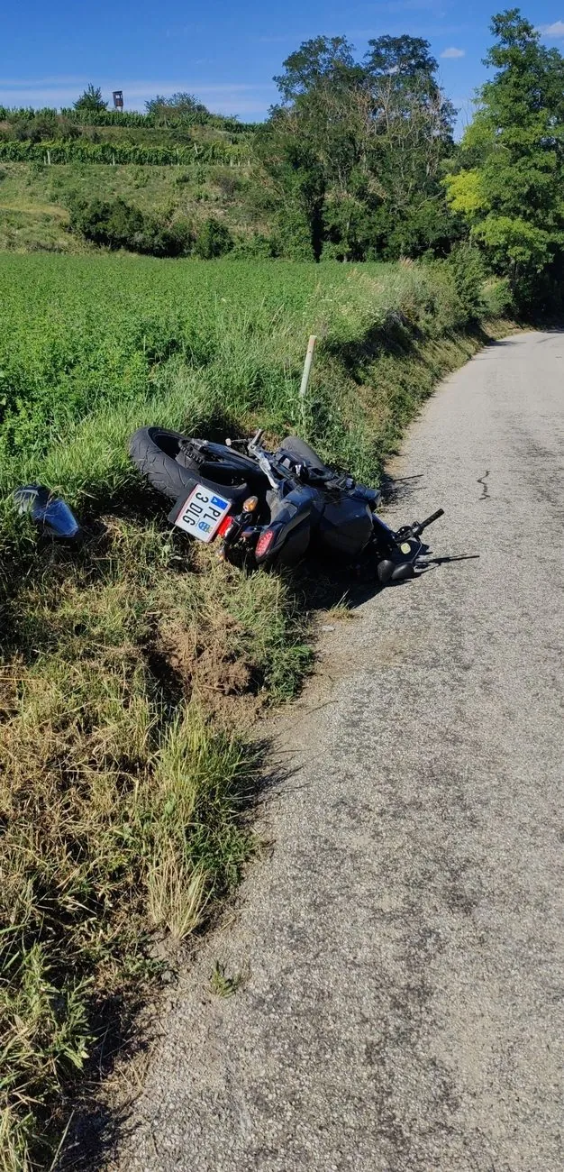 Rider recounting a 105 km/h highway high-side crash in protective leathers